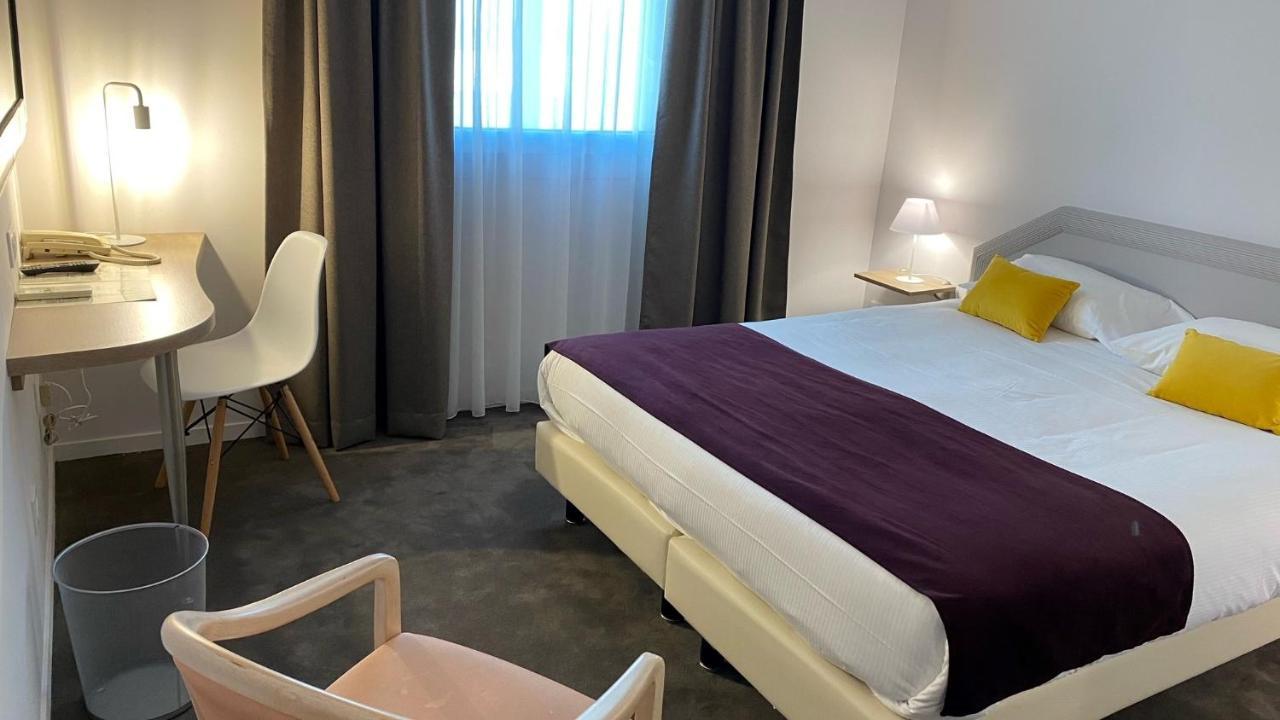 Le Manoir Hotell Orchies Eksteriør bilde